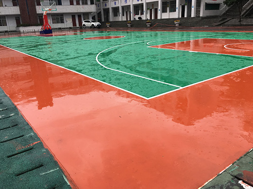 吉首瀘溪縣鎮(zhèn)中完小學塑膠籃球場，羽毛球場